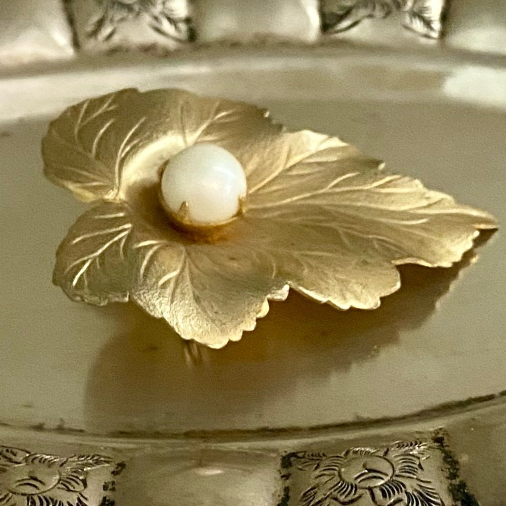 Sarah Coventry Gold Leaf Brooch with Pearl Accent